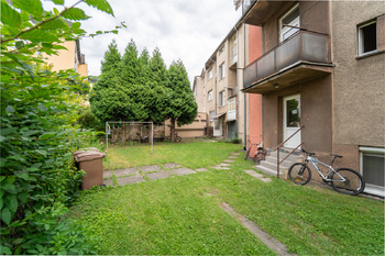 Pozemek ve vnitrobloku patřící k domu a bytu - Prodej bytu 2+1 v osobním vlastnictví 68 m², Poděbrady