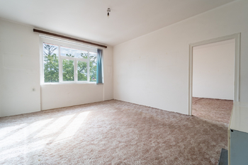 Současná ložnice a obývací pokoj - Prodej bytu 2+1 v osobním vlastnictví 68 m², Poděbrady
