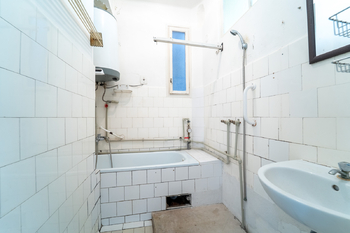 Koupelna s oknem do světlíku - Prodej bytu 2+1 v osobním vlastnictví 68 m², Poděbrady