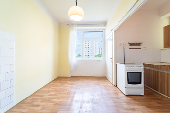 Rozměrná kuchyně s oknem do vnitrobloku - Prodej bytu 2+1 v osobním vlastnictví 68 m², Poděbrady