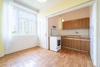 Rozměrná kuchyně s oknem do vnitrobloku - Prodej bytu 2+1 v osobním vlastnictví 68 m², Poděbrady