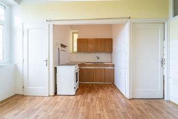 Rozměrná kuchyně s oknem do vnitrobloku - Prodej bytu 2+1 v osobním vlastnictví 68 m², Poděbrady