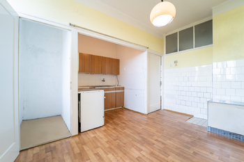 Rozměrná kuchyně s oknem do vnitrobloku - Prodej bytu 2+1 v osobním vlastnictví 68 m², Poděbrady