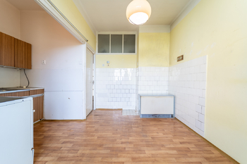 Rozměrná kuchyně s oknem do vnitrobloku - Prodej bytu 2+1 v osobním vlastnictví 68 m², Poděbrady