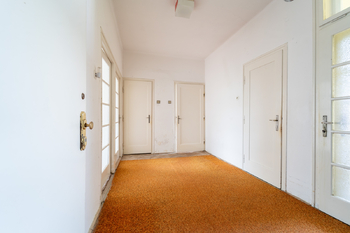 Velkorysá vstupní chodba - Prodej bytu 2+1 v osobním vlastnictví 68 m², Poděbrady