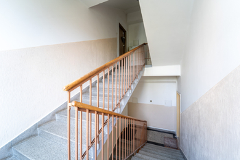Společné schodště - Prodej bytu 2+1 v osobním vlastnictví 68 m², Poděbrady