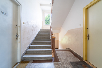 Společné schodště - Prodej bytu 2+1 v osobním vlastnictví 68 m², Poděbrady