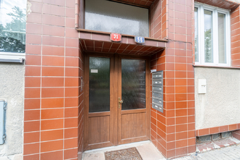 Vstup do domu - Prodej bytu 2+1 v osobním vlastnictví 68 m², Poděbrady