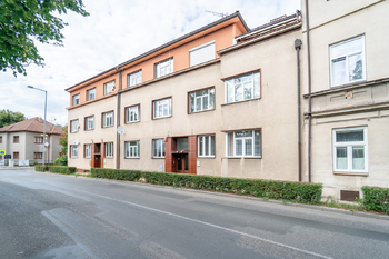 Pohled na dům - Prodej bytu 2+1 v osobním vlastnictví 68 m², Poděbrady
