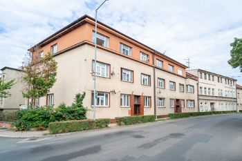 Pohled na dům - Prodej bytu 2+1 v osobním vlastnictví 68 m², Poděbrady 