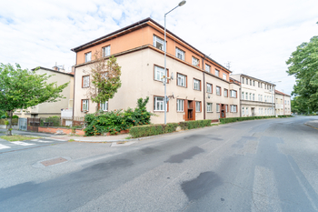 Pohled na dům - Prodej bytu 2+1 v osobním vlastnictví 68 m², Poděbrady