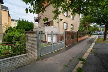 Pohled na bránu do dvora - Prodej bytu 2+1 v osobním vlastnictví 68 m², Poděbrady