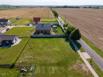 Pohled na pozemek - Prodej pozemku 967 m², Rostoklaty