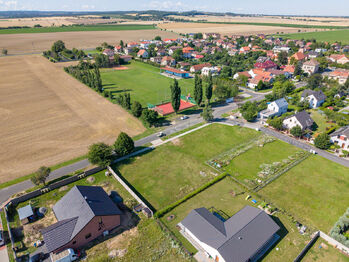 Letecký snímek pozemku a okolí - Prodej pozemku 967 m², Rostoklaty