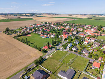 Letecký snímek pozemku a okolí - Prodej pozemku 967 m², Rostoklaty