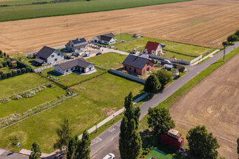 Letecký snímek pozemku a okolí - Prodej pozemku 967 m², Rostoklaty