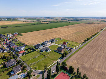 Letecký snímek pozemku a okolí - Prodej pozemku 967 m², Rostoklaty