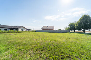 Nabízený pozemek - Prodej pozemku 967 m², Rostoklaty