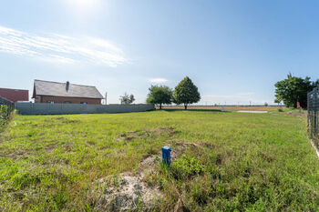 Nabízený pozemek - Prodej pozemku 967 m², Rostoklaty