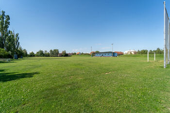 Blízké sportoviště a dětské hřiště - Prodej pozemku 967 m², Rostoklaty