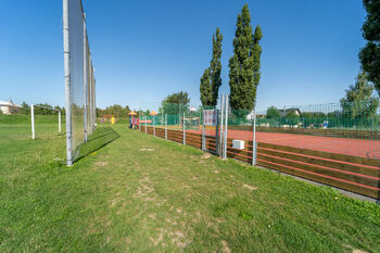 Blízké sportoviště a dětské hřiště - Prodej pozemku 967 m², Rostoklaty