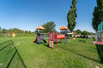 Blízké sportoviště a dětské hřiště - Prodej pozemku 967 m², Rostoklaty