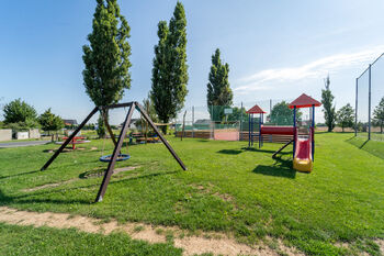 Blízké sportoviště a dětské hřiště - Prodej pozemku 967 m², Rostoklaty