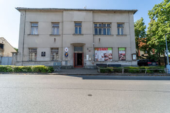 Obchod v centru obce - Prodej pozemku 967 m², Rostoklaty