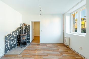 obývací pokoj s krbem  - Prodej bytu 2+kk v osobním vlastnictví 42 m², Jeseník