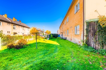 předzahrádky před domem - Prodej bytu 2+kk v osobním vlastnictví 42 m², Jeseník