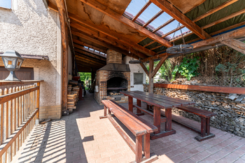 pergola s venkovním krbem - Prodej domu 150 m², Hrochův Týnec