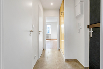 chodba - pohled od dětského pokoje - Pronájem bytu 3+kk v osobním vlastnictví 53 m², Praha 4 - Záběhlice