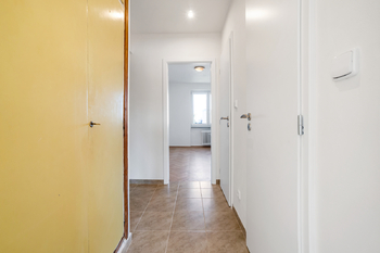 chodba - pohled od obýváku - Pronájem bytu 3+kk v osobním vlastnictví 53 m², Praha 4 - Záběhlice