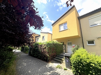 Pohled na dům z čelní části - Prodej domu 86 m², Horoměřice