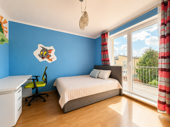 1. pokoj v patře (s balkonem) - Prodej domu 86 m², Horoměřice