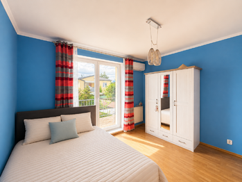 1. pokoj v patře (s balkonem) - Prodej domu 86 m², Horoměřice