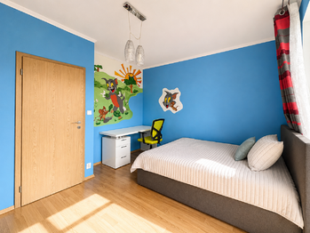 1. pokoj v patře (s balkonem) - Prodej domu 86 m², Horoměřice