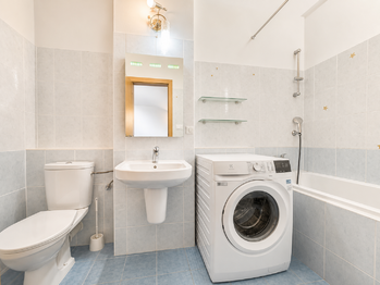 Koupelna v patře - Prodej domu 86 m², Horoměřice
