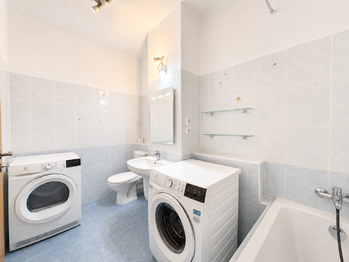 Koupelna v patře - Prodej domu 86 m², Horoměřice