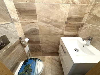 Malá koupelna v přízemí - Prodej domu 86 m², Horoměřice