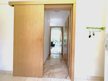 Vstup z předsíně do chodby - Prodej domu 86 m², Horoměřice