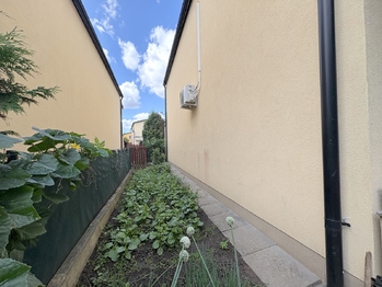 Boční zahrada  - Prodej domu 86 m², Horoměřice
