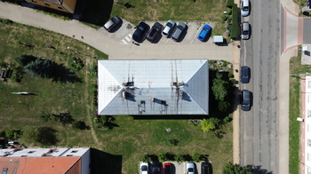 Horní pohled na dům - Prodej bytu 3+1 v osobním vlastnictví 74 m², Milovice