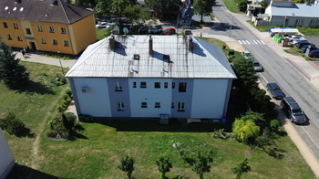 Zadní pohled na dům - Prodej bytu 3+1 v osobním vlastnictví 74 m², Milovice