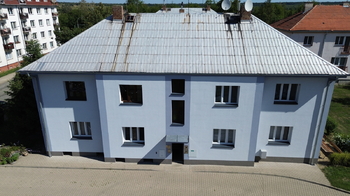 Čelní pohled na dům - Prodej bytu 3+1 v osobním vlastnictví 74 m², Milovice