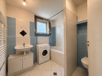 Koupelna s WC - Prodej bytu 3+1 v osobním vlastnictví 74 m², Milovice