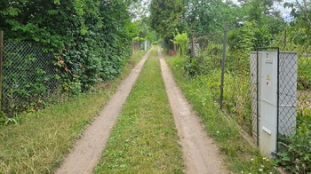 Přístupová cesta k zahradě - Prodej pozemku 580 m², Ivanovice na Hané