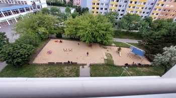 výhled z lodžie - Prodej bytu 3+kk v osobním vlastnictví 73 m², Praha 10 - Horní Měcholupy