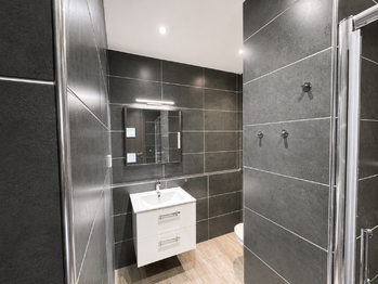 Koupelna se sprchovým koutem - Pronájem bytu 3+1 v osobním vlastnictví 65 m², Most