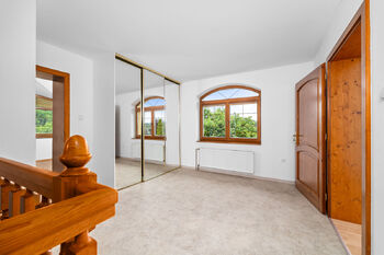 2.NP chodba - Pronájem domu 280 m², Hluboká nad Vltavou